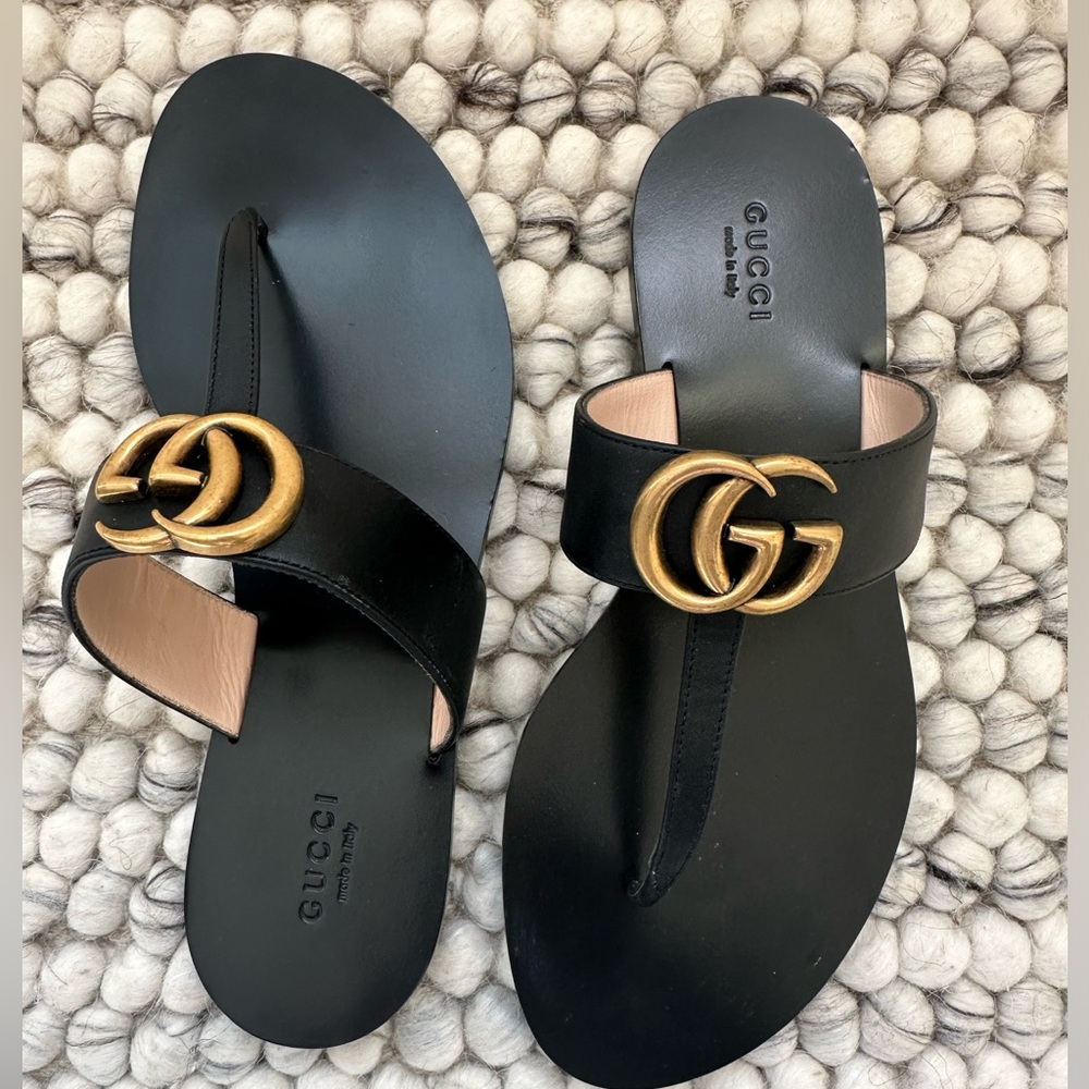 Never worn Gucci marmont double GG logo black leather t strap thong  sandals.